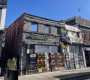 Vue de la rue sur les bâtiments endommagés par un incendie aux 35-43 ½, rue William.