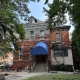 Maison patrimoniale en pierre et en brique avec auvent bleu à l'avant du 460, rue Wilbrod.