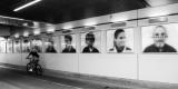 portraits encadrés accrochés dans le couloir d'une piste cyclable