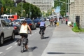 Voies cyclables séparées sur l'avenue Laurier Ouest.
