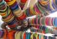 bâtons colorés enveloppés dans des bandes de couleur