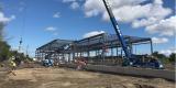 Installation de la structure d’acier en cours à l’installation d’entretien et de remisage de la gare de triage Walkley (août 2020)